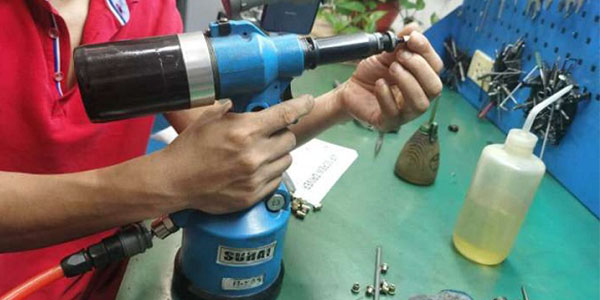 使用氣動鉚螺母槍時拉桿自轉的原因