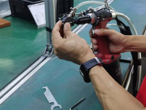 臺(tái)佳機(jī)電使用速耐氣動(dòng)鉚釘槍