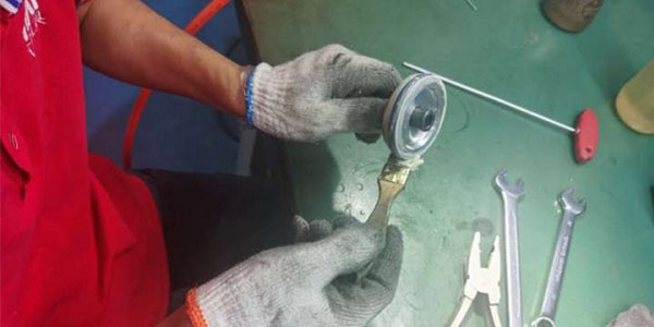 氣動拉鉚槍拉螺母后轉不出來（氣動拉鉚槍轉不出來怎么處理）