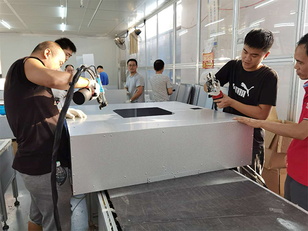 奕昕電機員工使用速耐家電生產的自動鉚釘槍